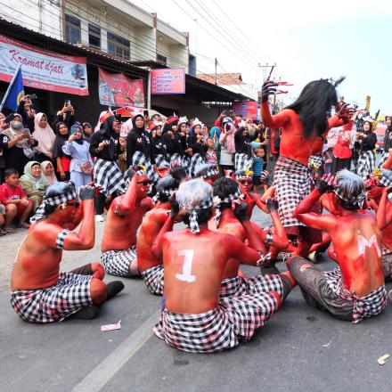 KREATIF DAN MERIAH PAWAI KARNAVAL HUT RI KE 78 DI DESA KALIMATI KECAMATAN ADIWERNA KABUPATEN TEGAL